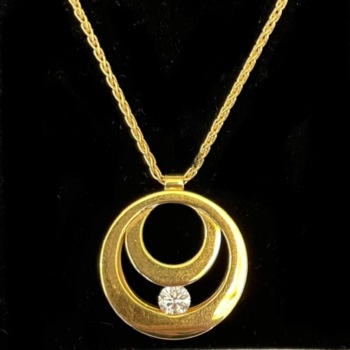 18ct yellow gold diamond pendant and chain