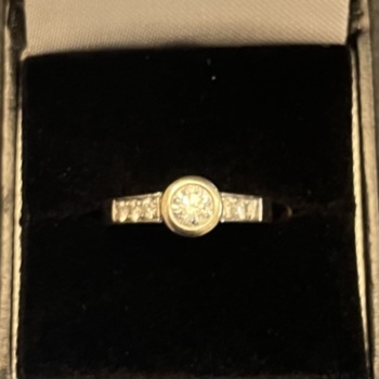 18ct white gold pre-loved diamond ring rub over set with diamond shoulders. 