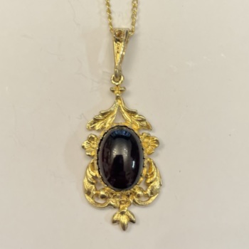 9ct yellow gold garnet pendant and chain.