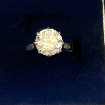 18ct white gold pre-loved diamond 2.5ct single stone diamond ring.