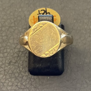 9ct yellow gold oval engraved signet ring.