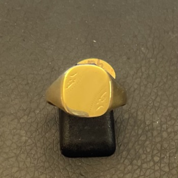 9ct yellow gold cushion shaped shaped engraved signet ring.