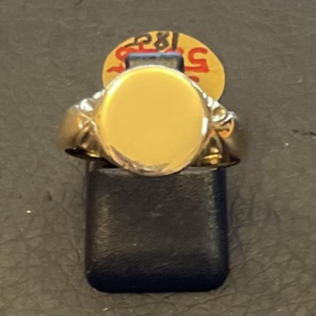18ct yellow gold oval shaped signet ring with engraved shoulders.