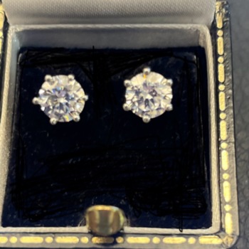18t white gold diamond 1.60ct stud earrings.